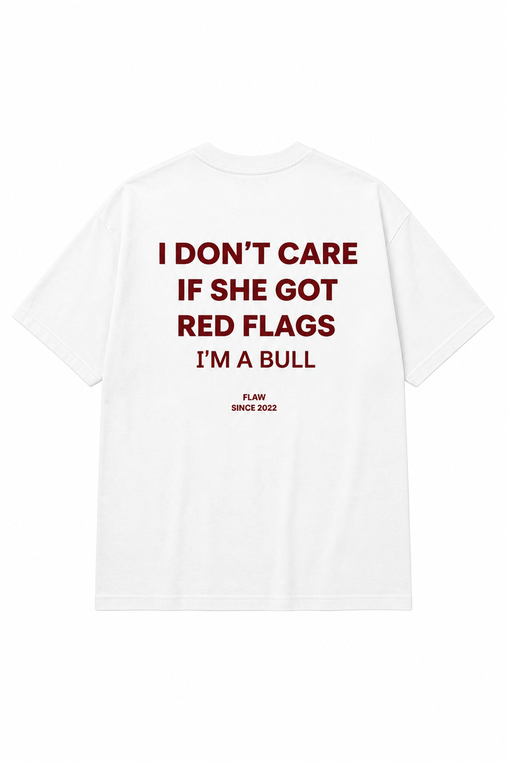 Polera FLAW Red Flags I’m a Bull – Relaxed Fit color blanco vista trasera