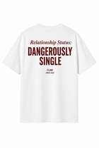 Polera FLAW Dangerously Single – Relaxed Fit color blanco vista trasera