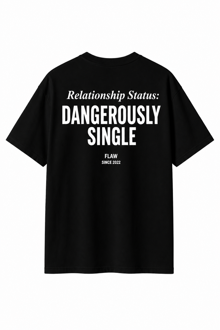 Polera FLAW Dangerously Single – Relaxed Fit color negro vista trasera