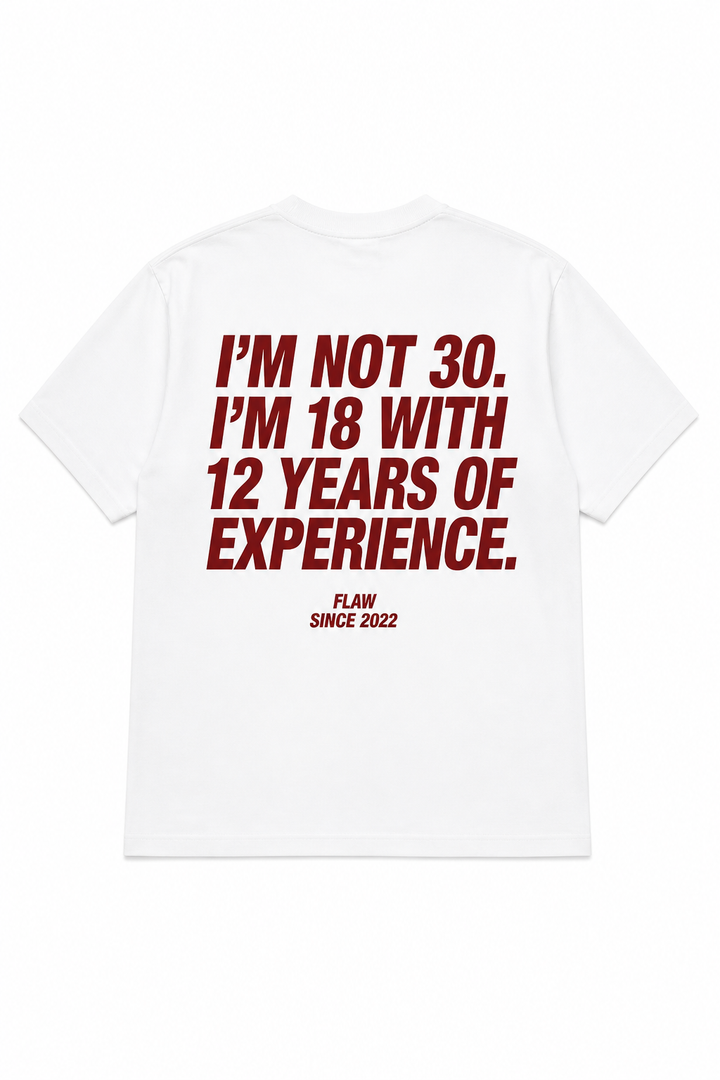 Polera FLAW I’m Not 30 – Relaxed Fit color blanco vista trasera