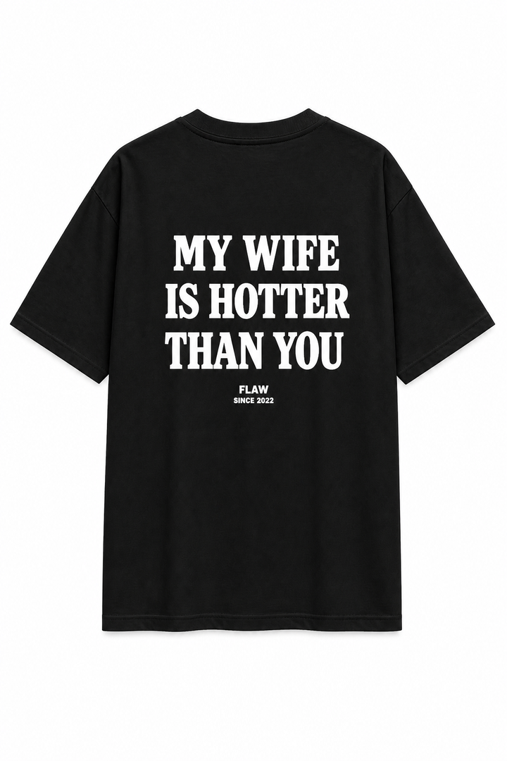 Polera FLAW My Wife Is Hotter – Relaxed Fit color negro vista trasera