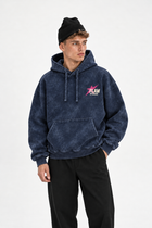 Polerón Essential Beuty Acid Wash Flaw - Azul marino Acid Wash - hombre en estudio - frente