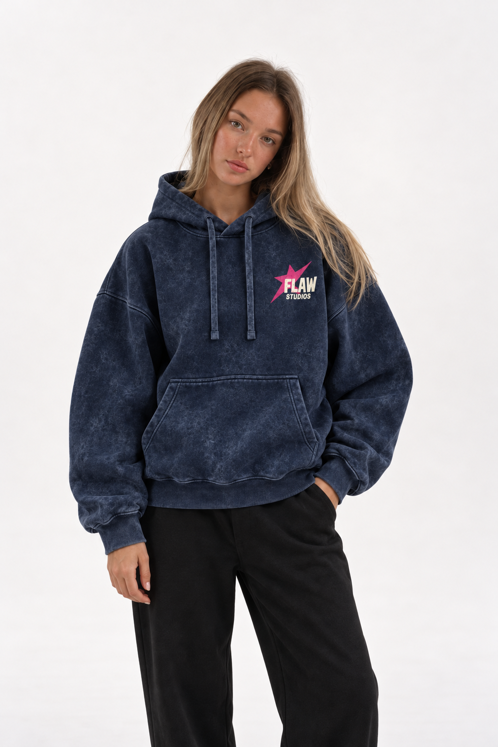 Polerón Essential Beuty Acid Wash Flaw - Azul marino Acid Wash - mujer en estudio - frente