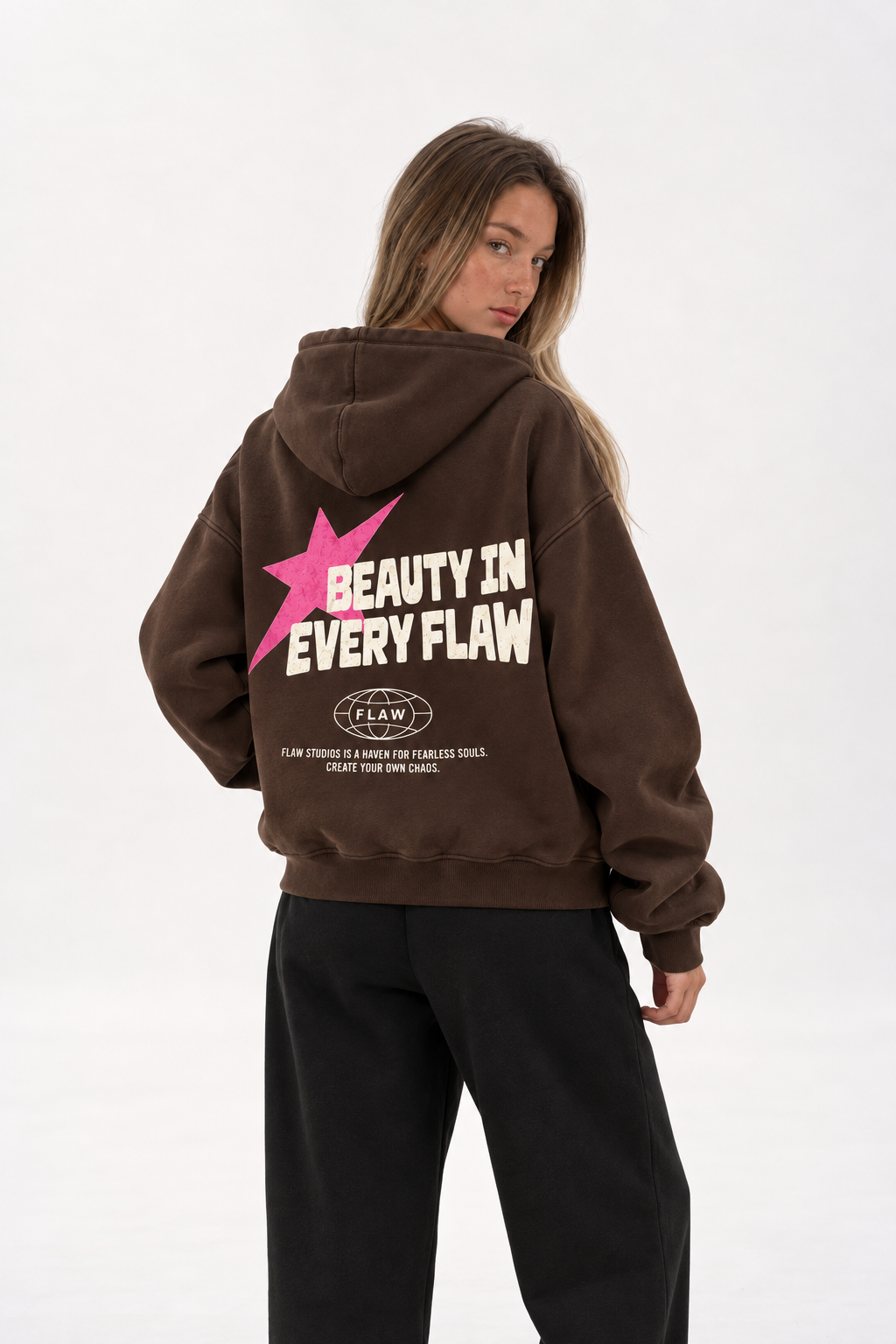 Polerón Essential Beuty Flaw - Café - mujer en estudio - espalda