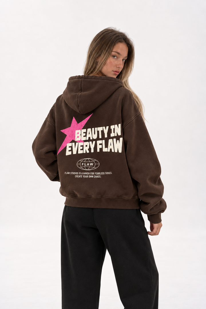 Polerón Essential Beuty Flaw - Café - mujer en estudio - espalda