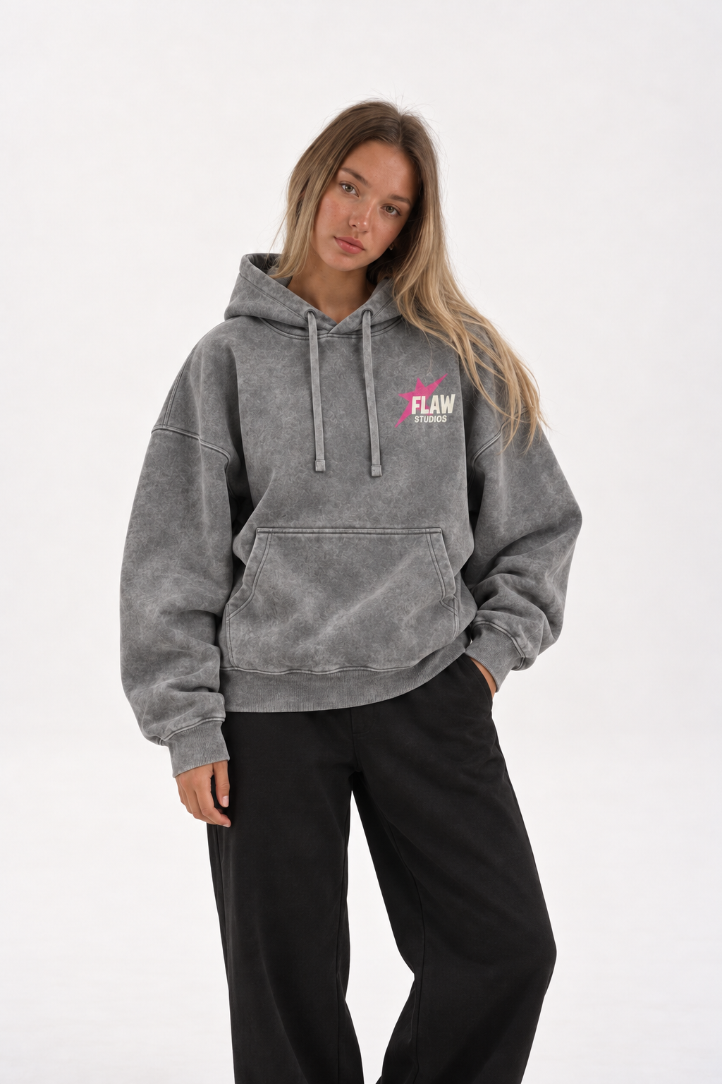 Polerón Essential Beuty Acid Wash Flaw - Gris Acid Wash - mujer en estudio - frente