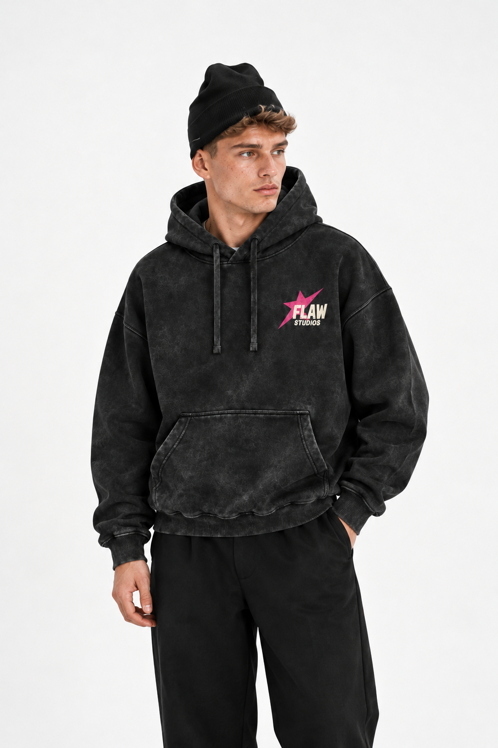 Polerón Essential Beuty Acid Wash Flaw - Negro Acid Wash - hombre en estudio - frente