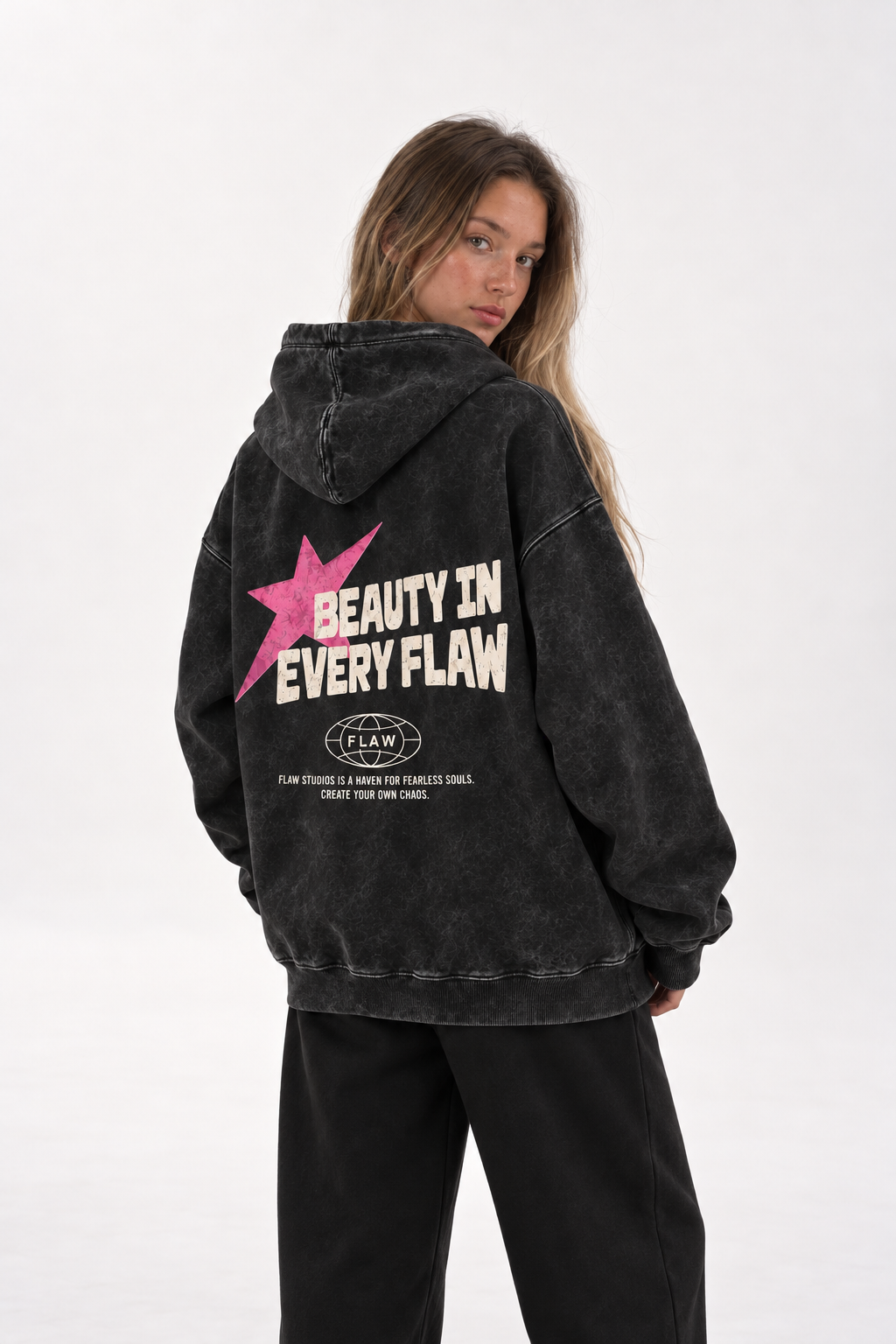 Polerón Essential Beuty Acid Wash Flaw - Negro Acid Wash - mujer en estudio - espalda