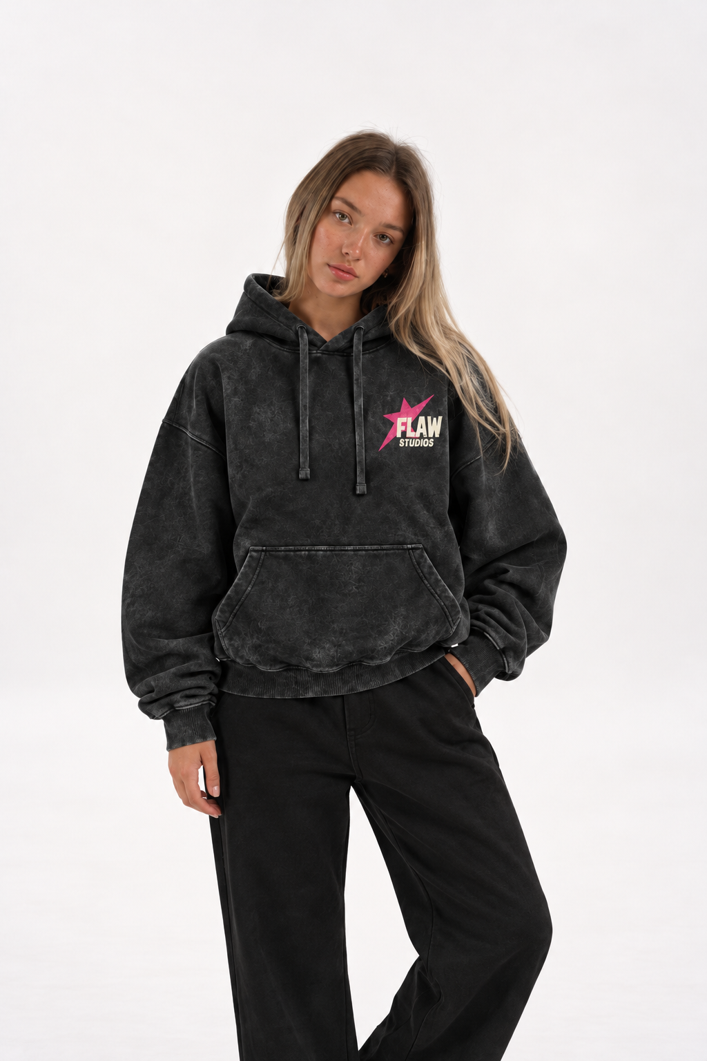 Polerón Essential Beuty Acid Wash Flaw - Negro Acid Wash - mujer en estudio - frente