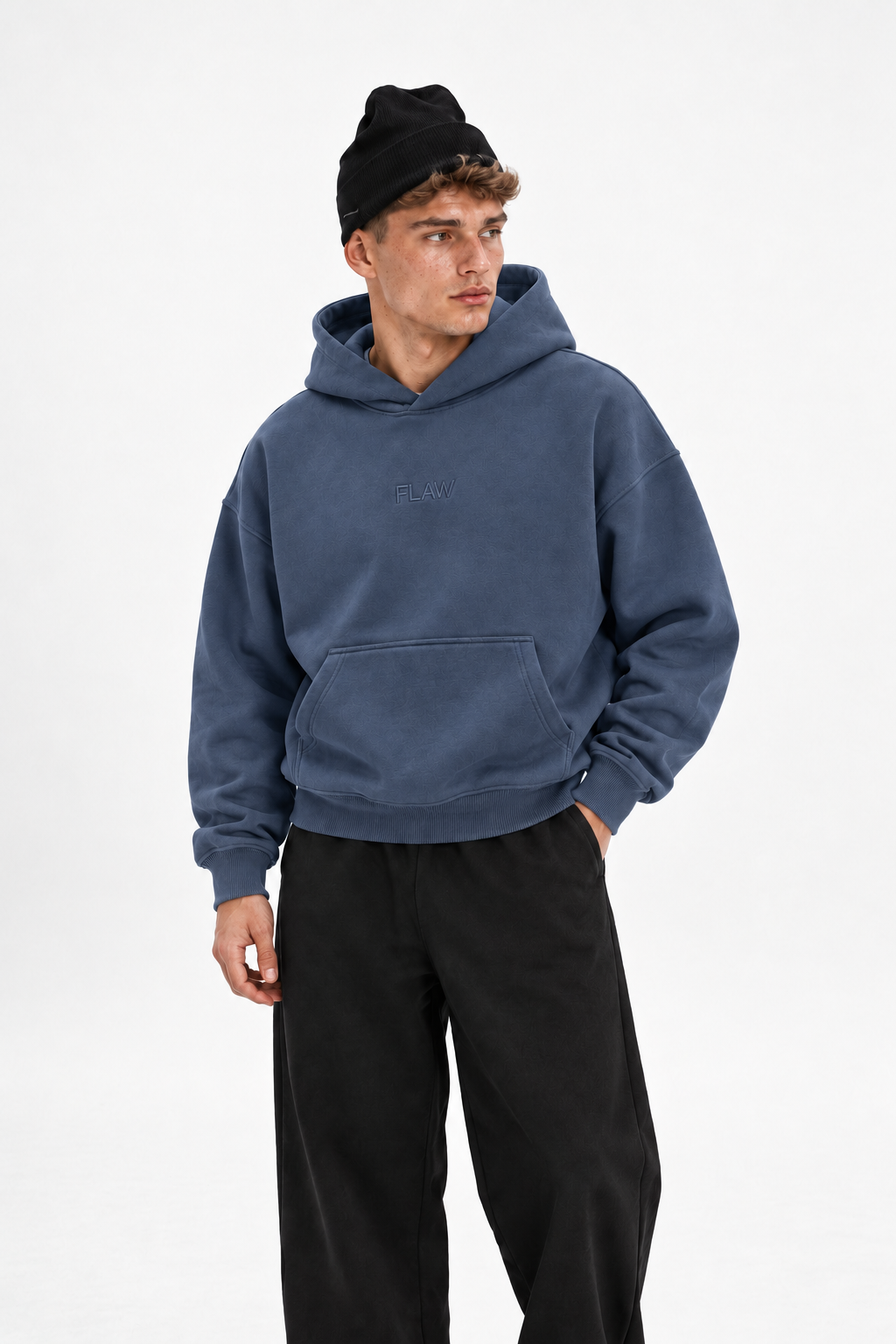 Polerón Boxy Fit Flaw 800 gramos - Azul - hombre en estudio - frente