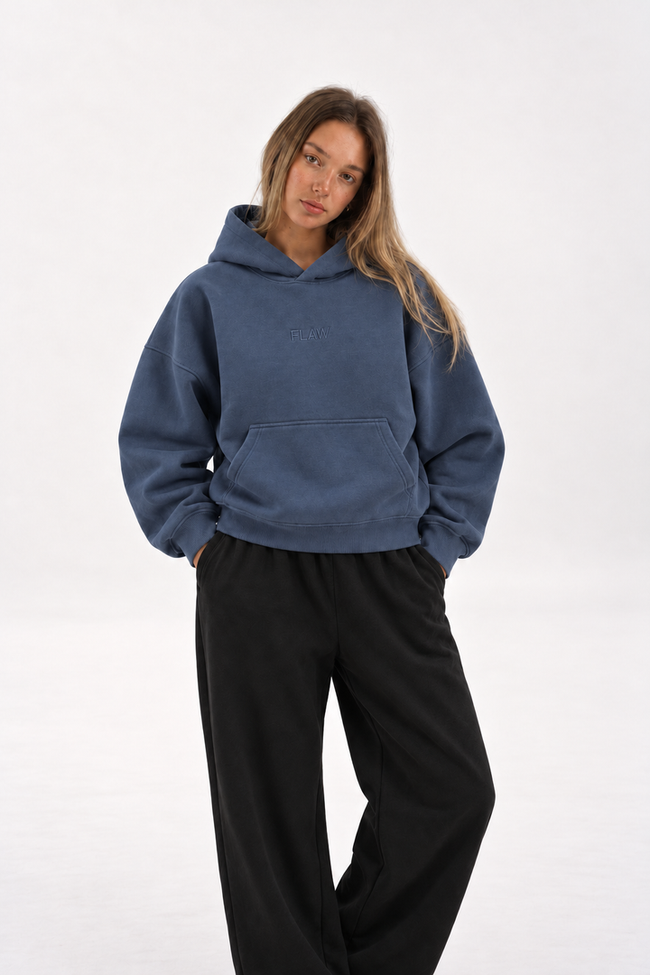 Polerón Boxy Fit Flaw 800 gramos - Azul - mujer en estudio - frente