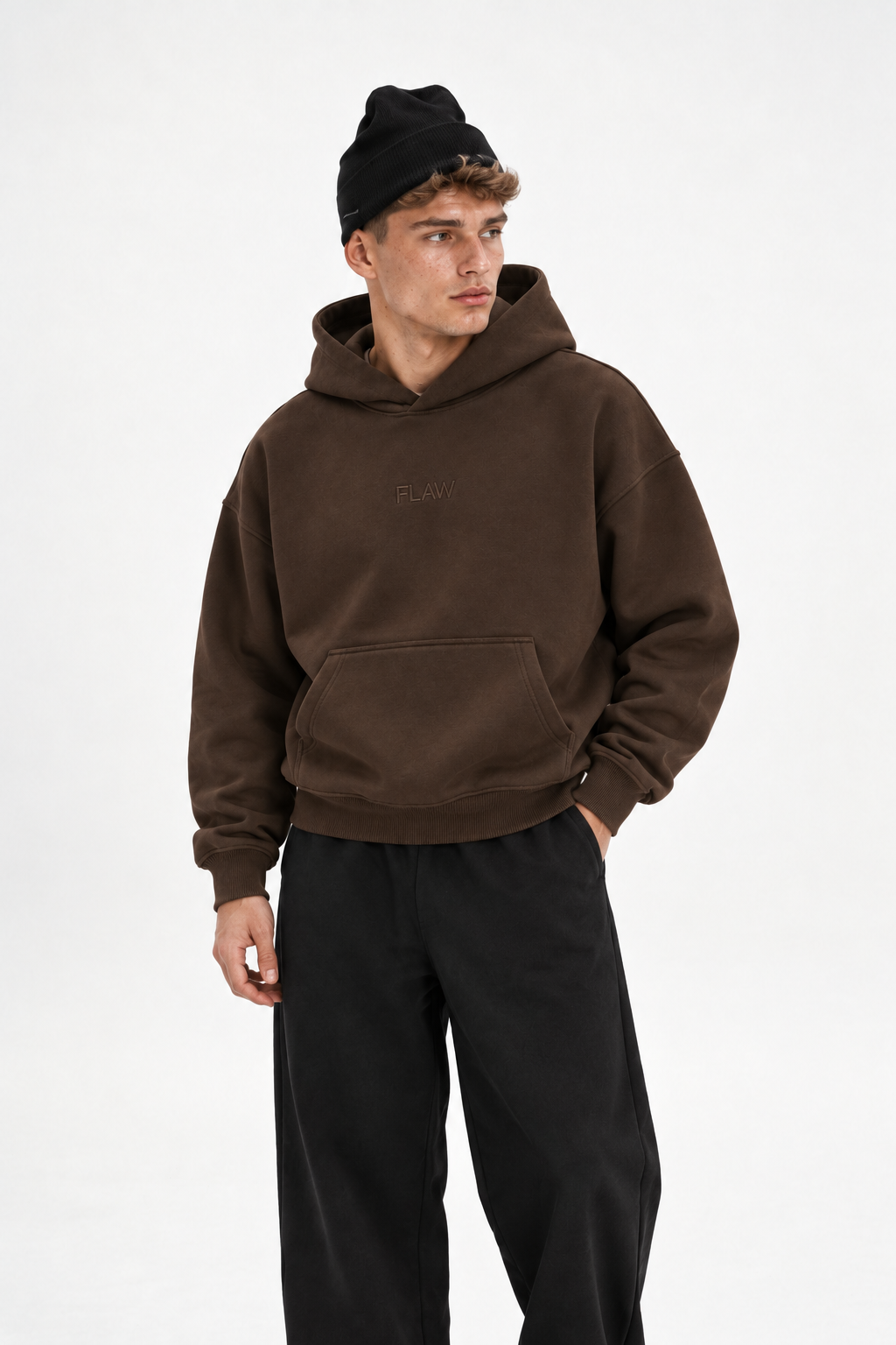 Polerón Boxy Fit Flaw 800 gramos - Cafe - hombre en estudio - frente