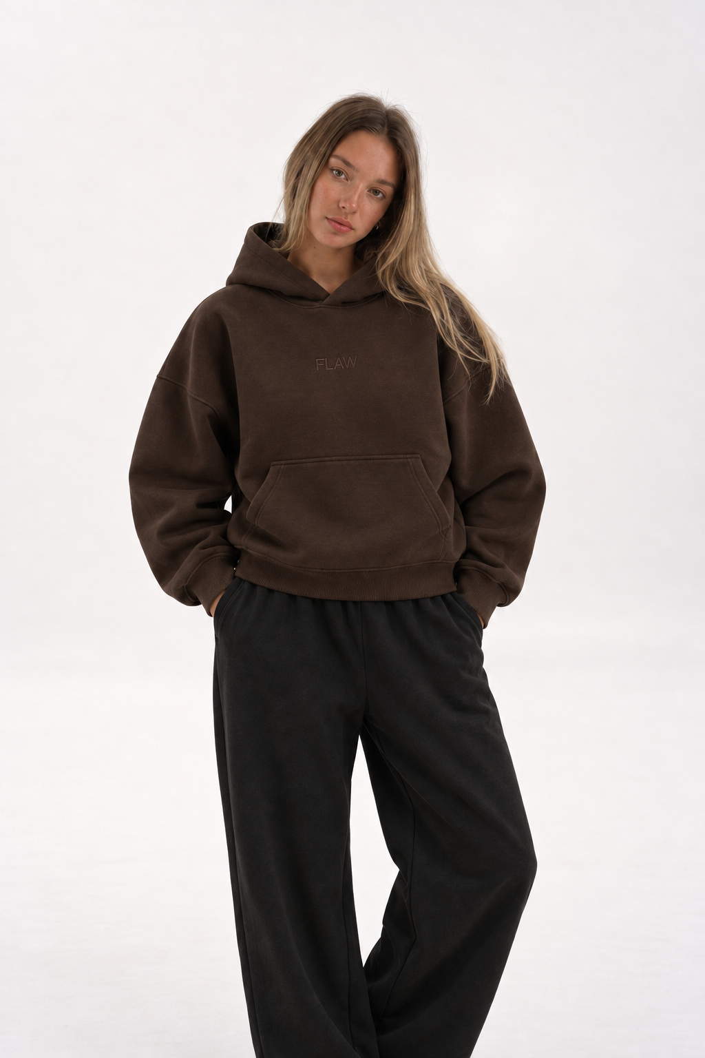 Polerón Boxy Fit Flaw 800 gramos - Cafe - mujer en estudio - frente