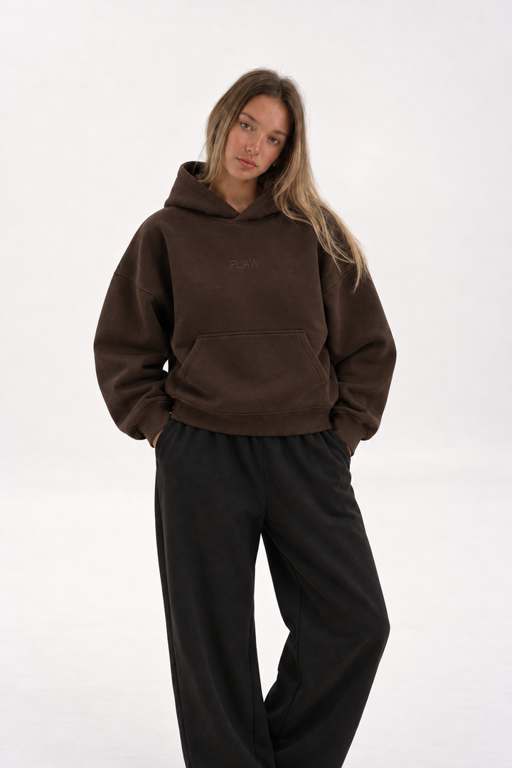 Polerón Boxy Fit Flaw 800 gramos - Cafe - mujer en estudio - frente
