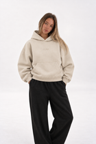 Polerón Boxy Fit Flaw 800 gramos - Crudo - mujer en estudio - frente