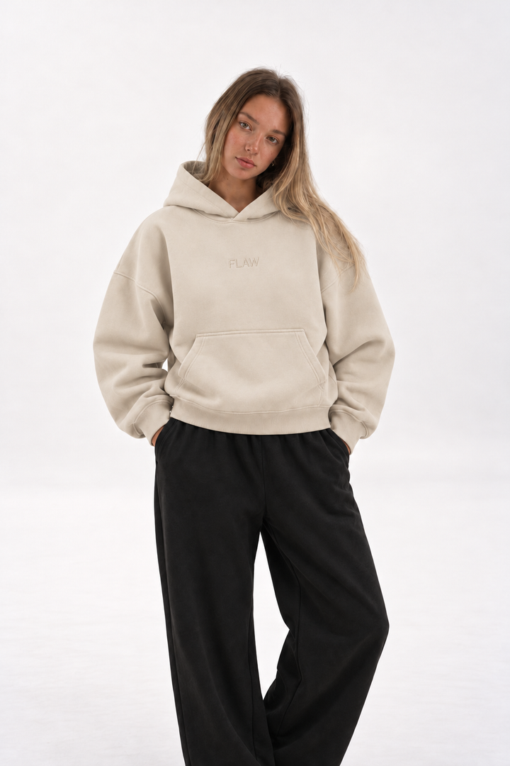 Polerón Boxy Fit Flaw 800 gramos - Crudo - mujer en estudio - frente