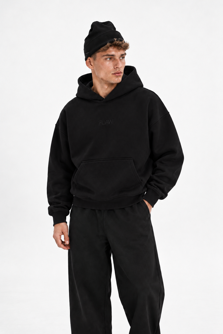 Polerón Boxy Fit Flaw 800 gramos - Negro - hombre en estudio - frente