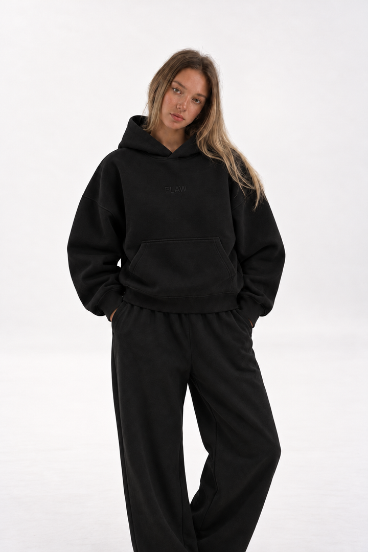 Polerón Boxy Fit Flaw 800 gramos - Negro - mujer en estudio - frente