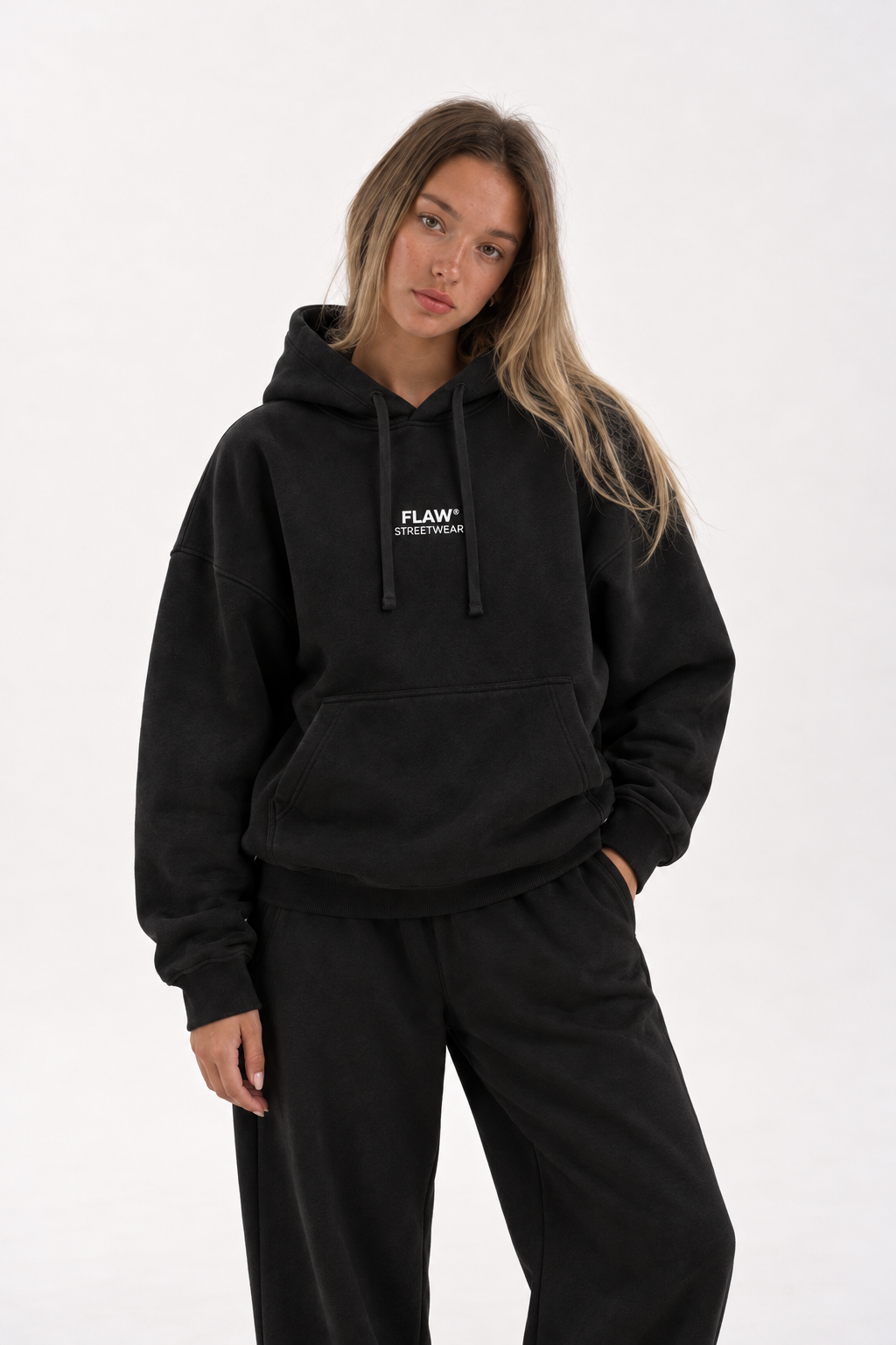 Polerón Essential Cherry Flaw - Negro - mujer en estudio - frente