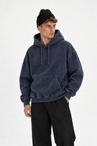 Polerón Essential Core Acid Wash Flaw - Azul marino - hombre en estudio - frente
