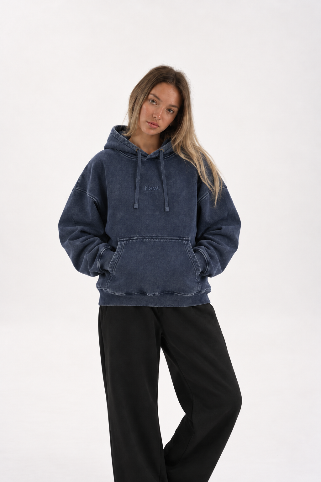 Polerón Essential Core Acid Wash Flaw - Azul marino - mujer en estudio - frente