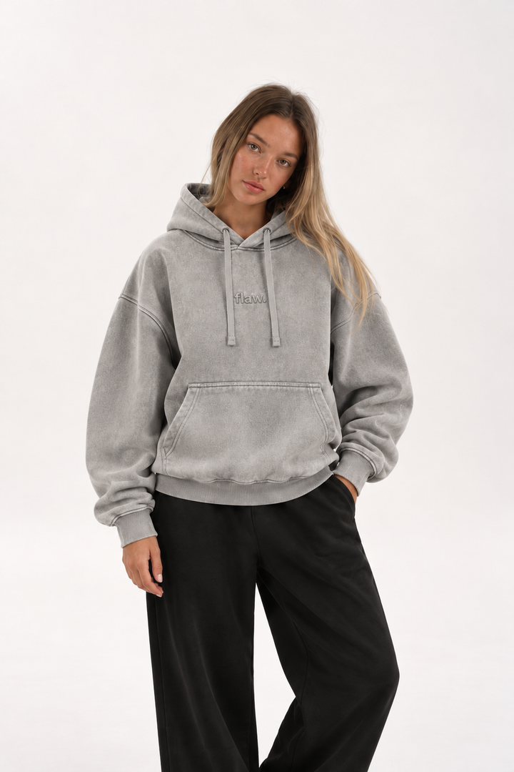 Polerón Essential Core Acid Wash Flaw - Gris - mujer en estudio - frente