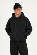 Polerón Essential Core Acid Wash Flaw - Negro - hombre en estudio - frente