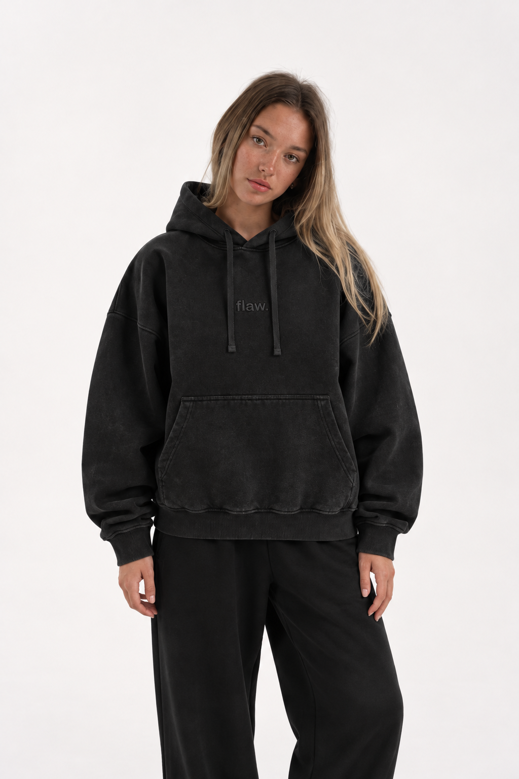 Polerón Essential Core Acid Wash Flaw - Negro - mujer en estudio - frente