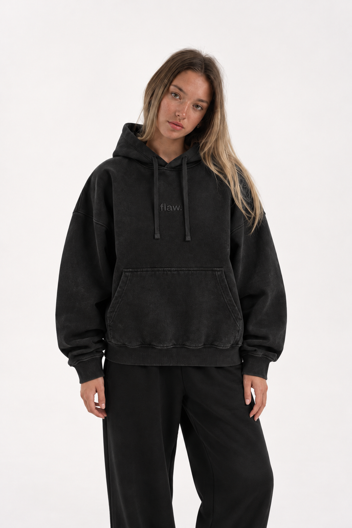 Polerón Essential Core Acid Wash Flaw - Negro - mujer en estudio - frente