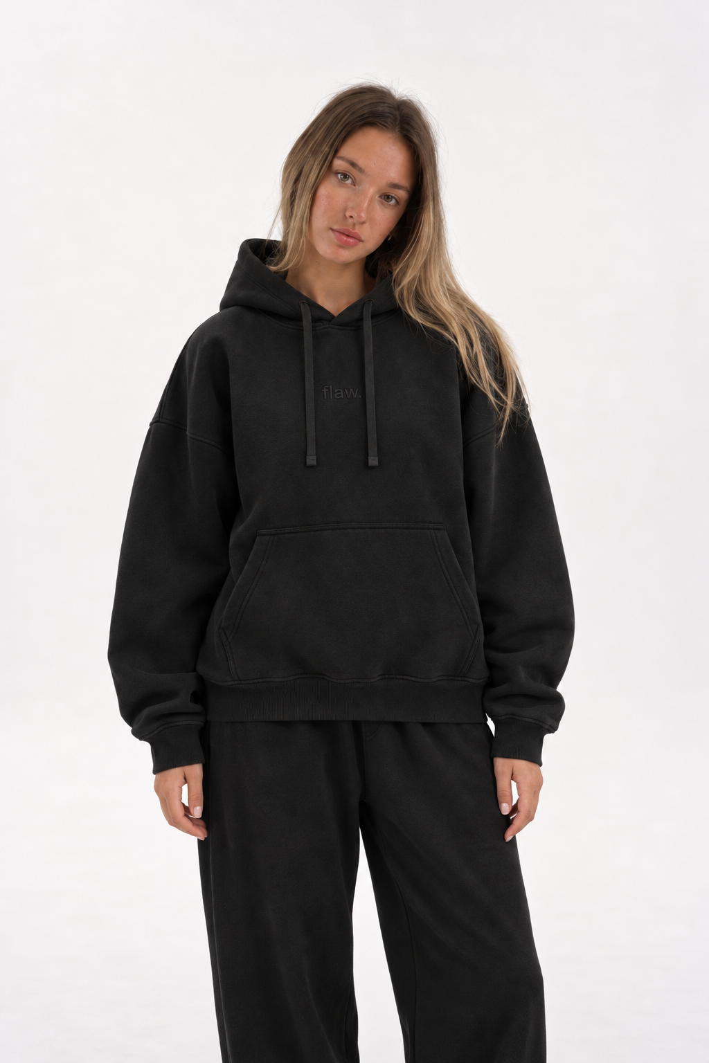Polerón Essential Core Flaw - Negro - mujer en estudio - frente