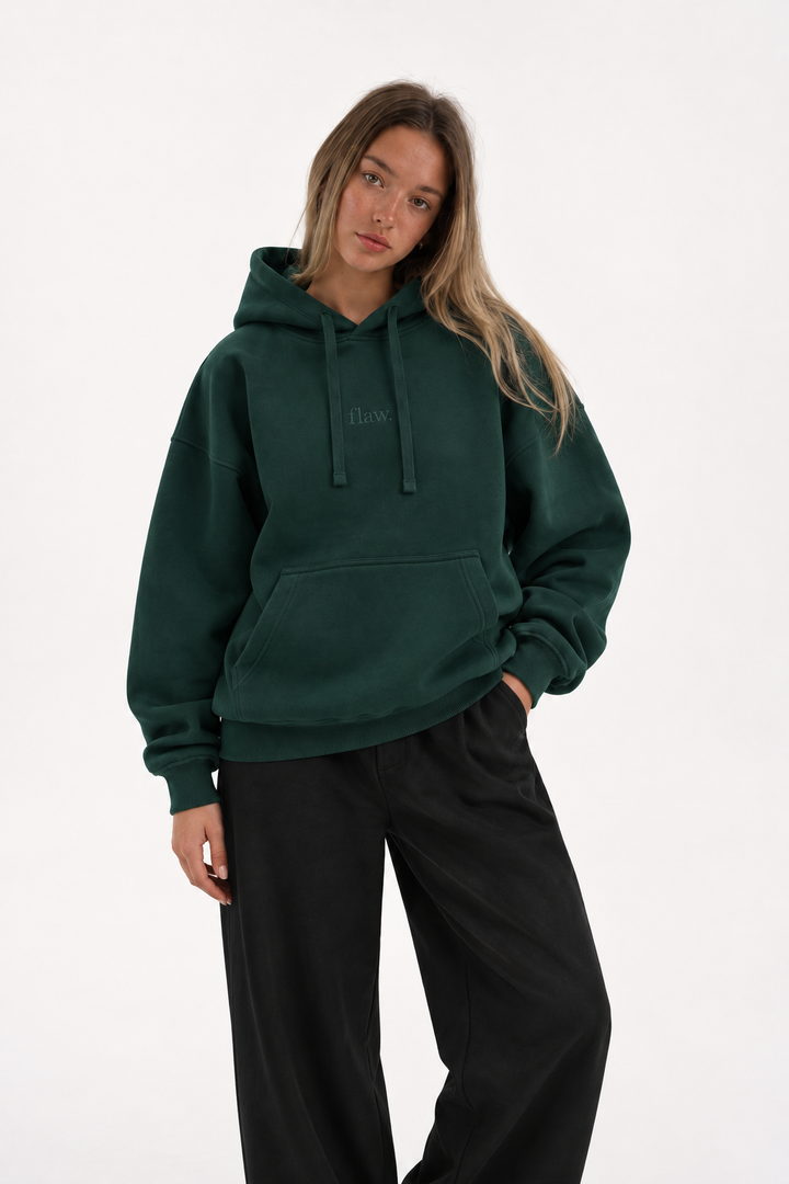 Polerón Essential Core Flaw - Verde Botella - mujer en estudio - frente