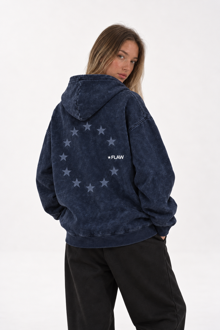 Polerón Essential Cosmic Acid 2.0 Flaw - Azul marino Acid Wash - mujer en estudio - espalda