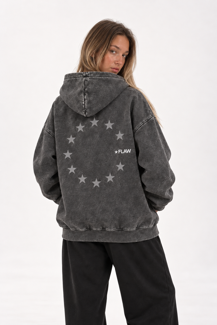 Polerón Essential Cosmic Acid 2.0 Flaw - Gris Acid Wash - mujer en estudio - espalda