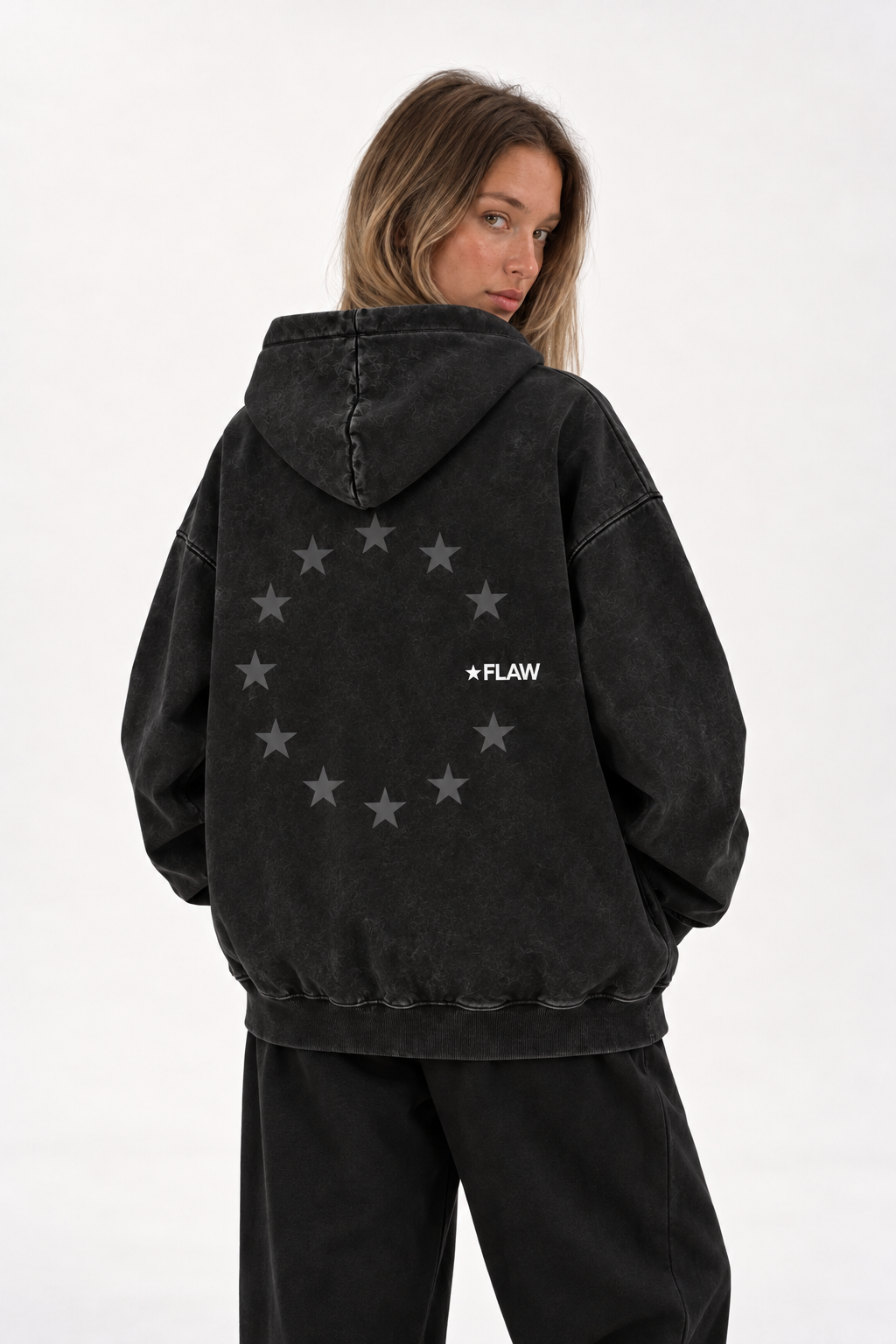 Polerón Essential Cosmic Acid 2.0 Flaw - Negro Acid Wash - mujer en estudio - espalda