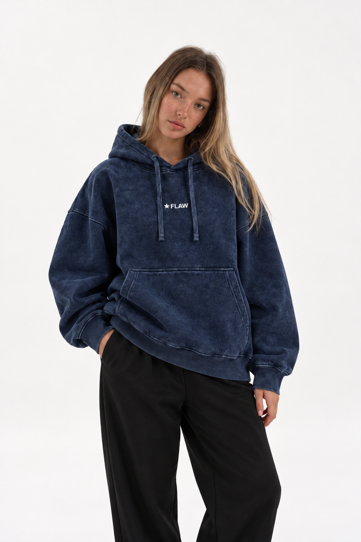 Polerón Essential Cosmic Acid 2.0 Flaw - Azul marino Acid Wash - mujer en estudio - frente