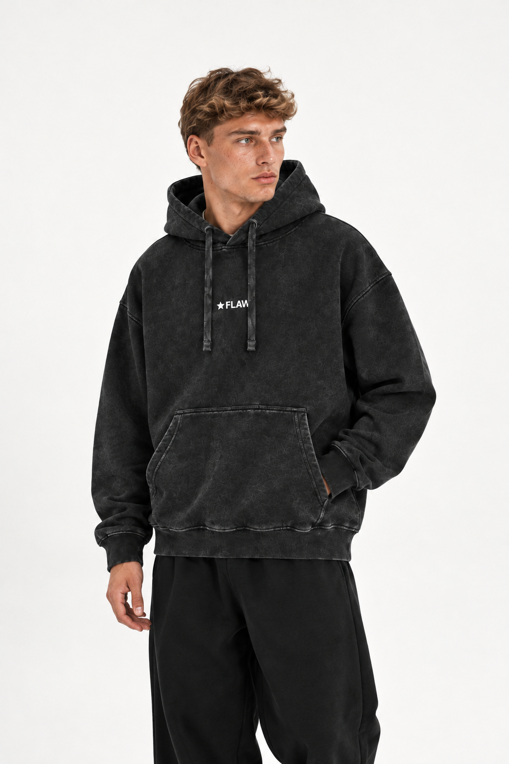 Polerón Essential Cosmic Acid 2.0 Flaw - Negro Acid Wash - hombre en estudio - frente