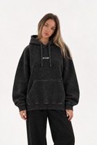 Polerón Essential Cosmic Acid 2.0 Flaw - Negro Acid Wash - mujer en estudio - frente