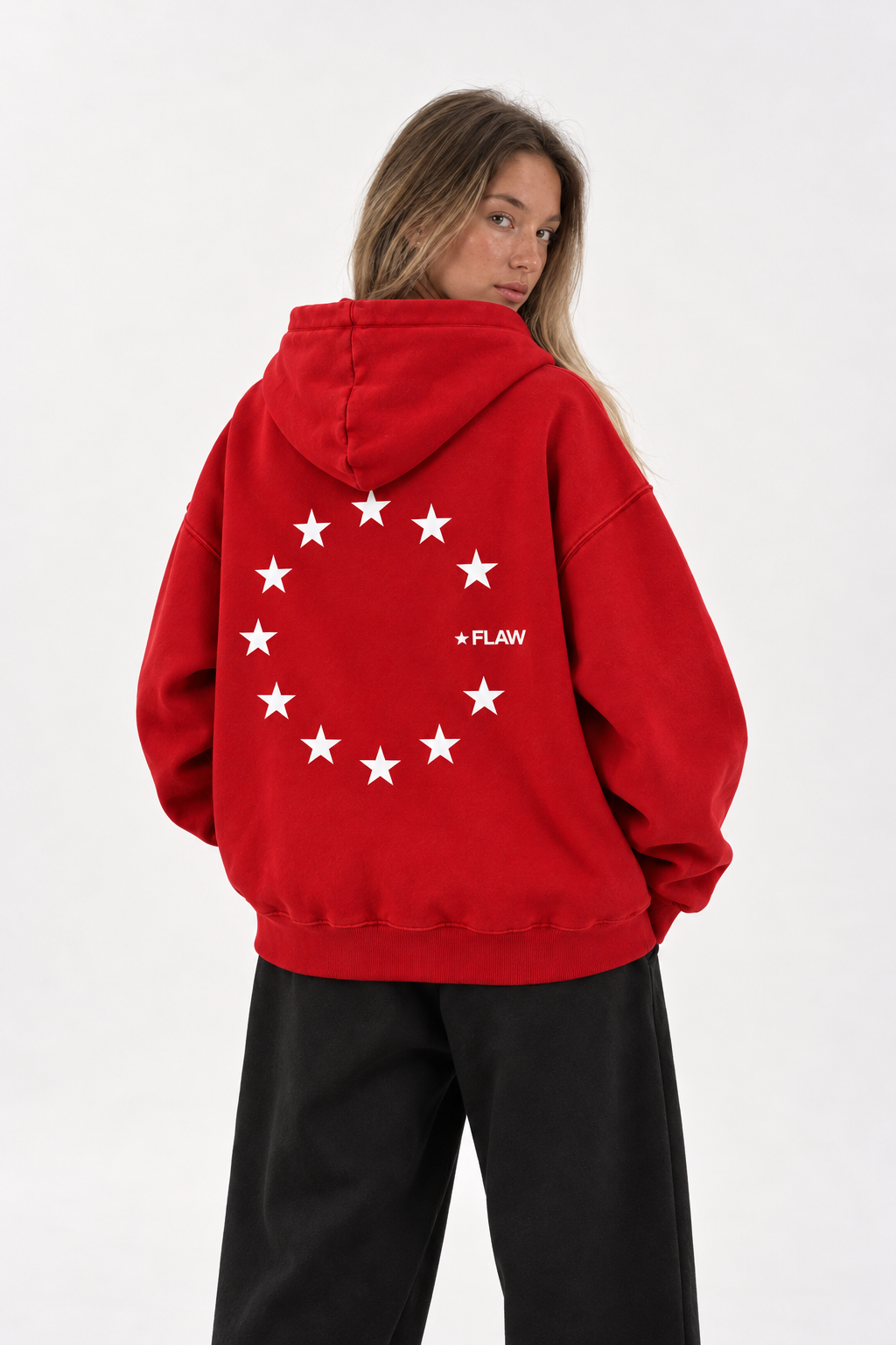 Polerón Essential Cosmic Flaw - Rojo - mujer en estudio - espalda