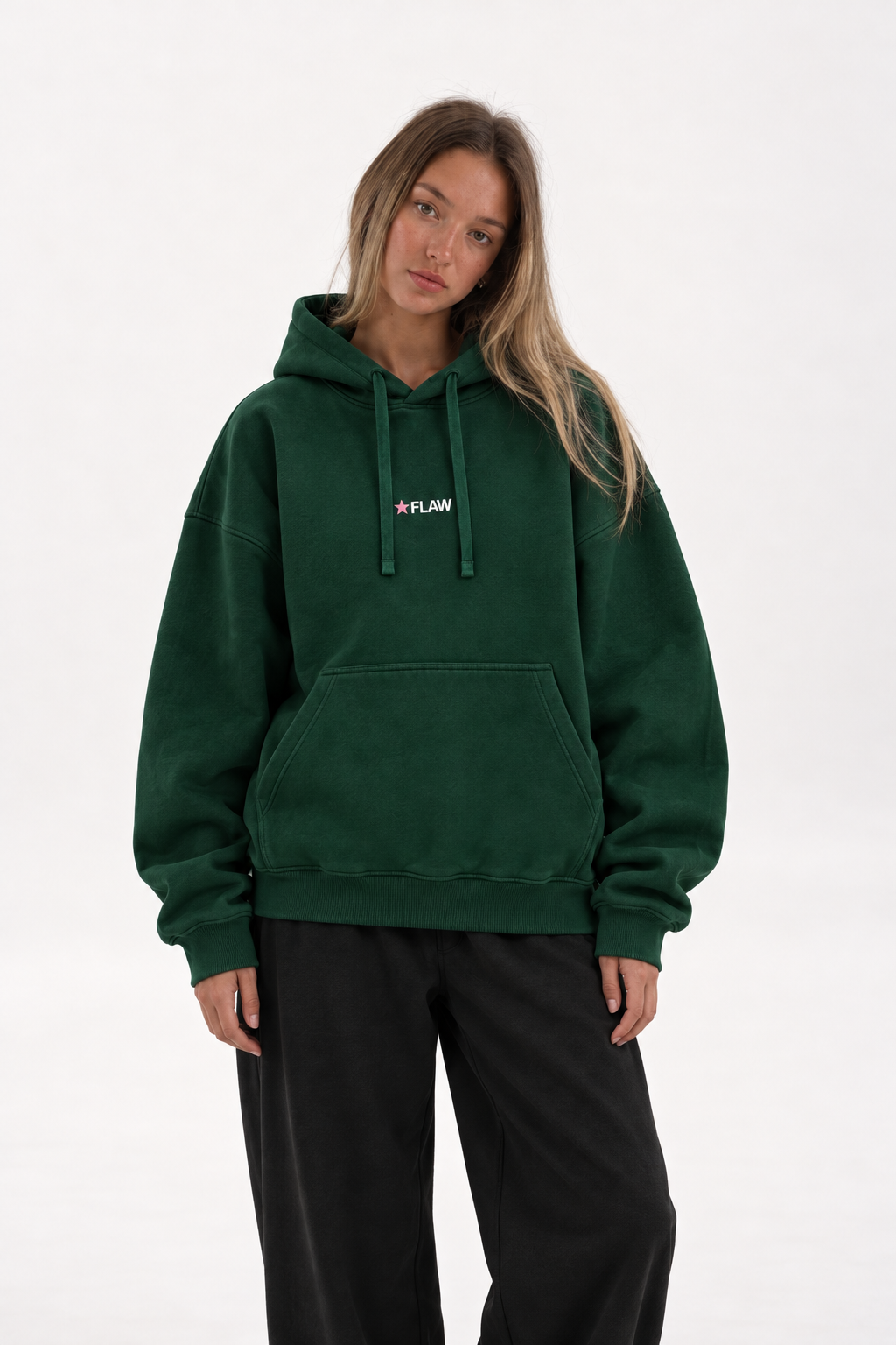 Polerón Essential Cosmic Flaw - Verde botella - mujer en estudio - frente