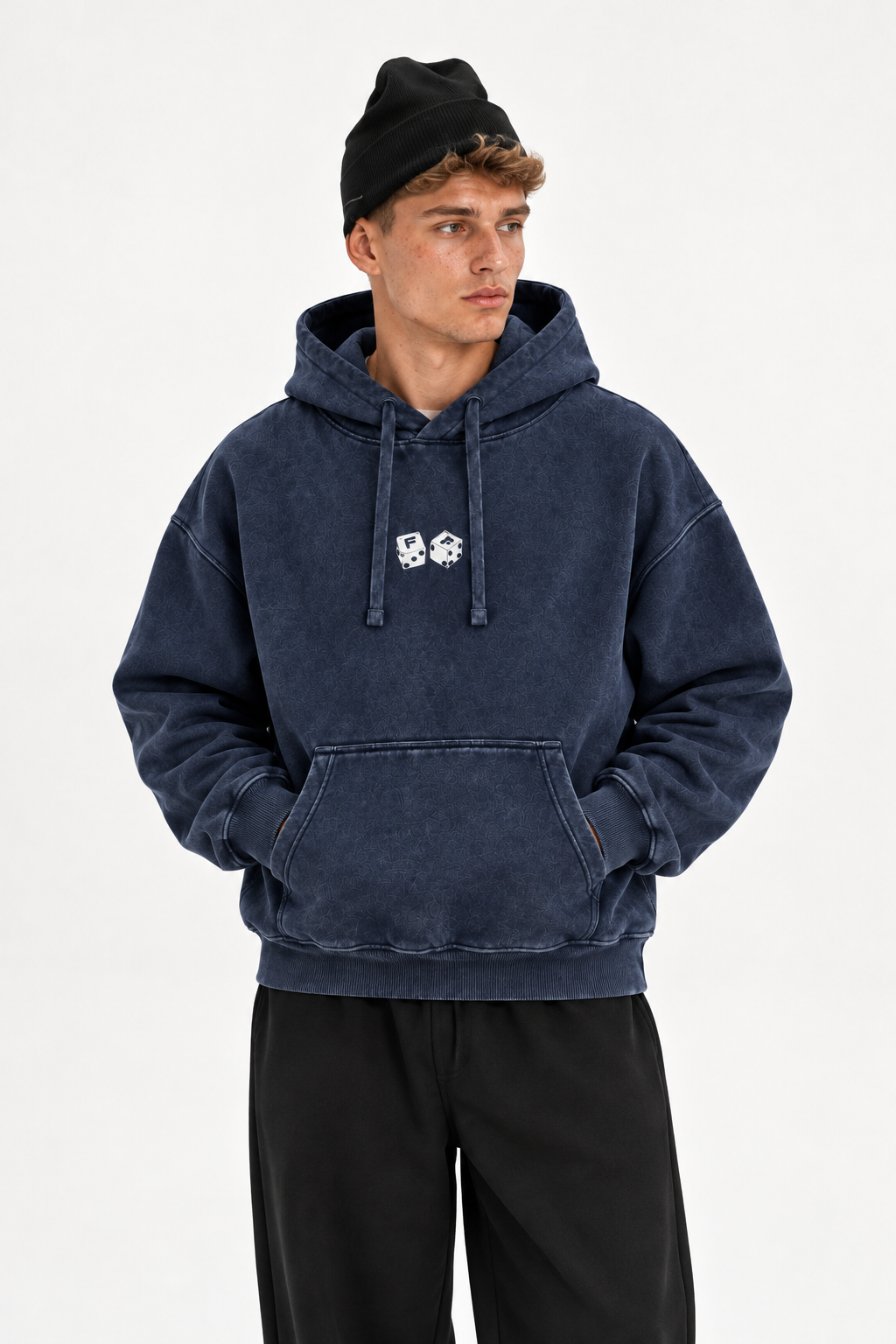 Polerón Essential Dice Acid Wash Flaw - Azul marino Acid Wash - hombre en estudio - frente