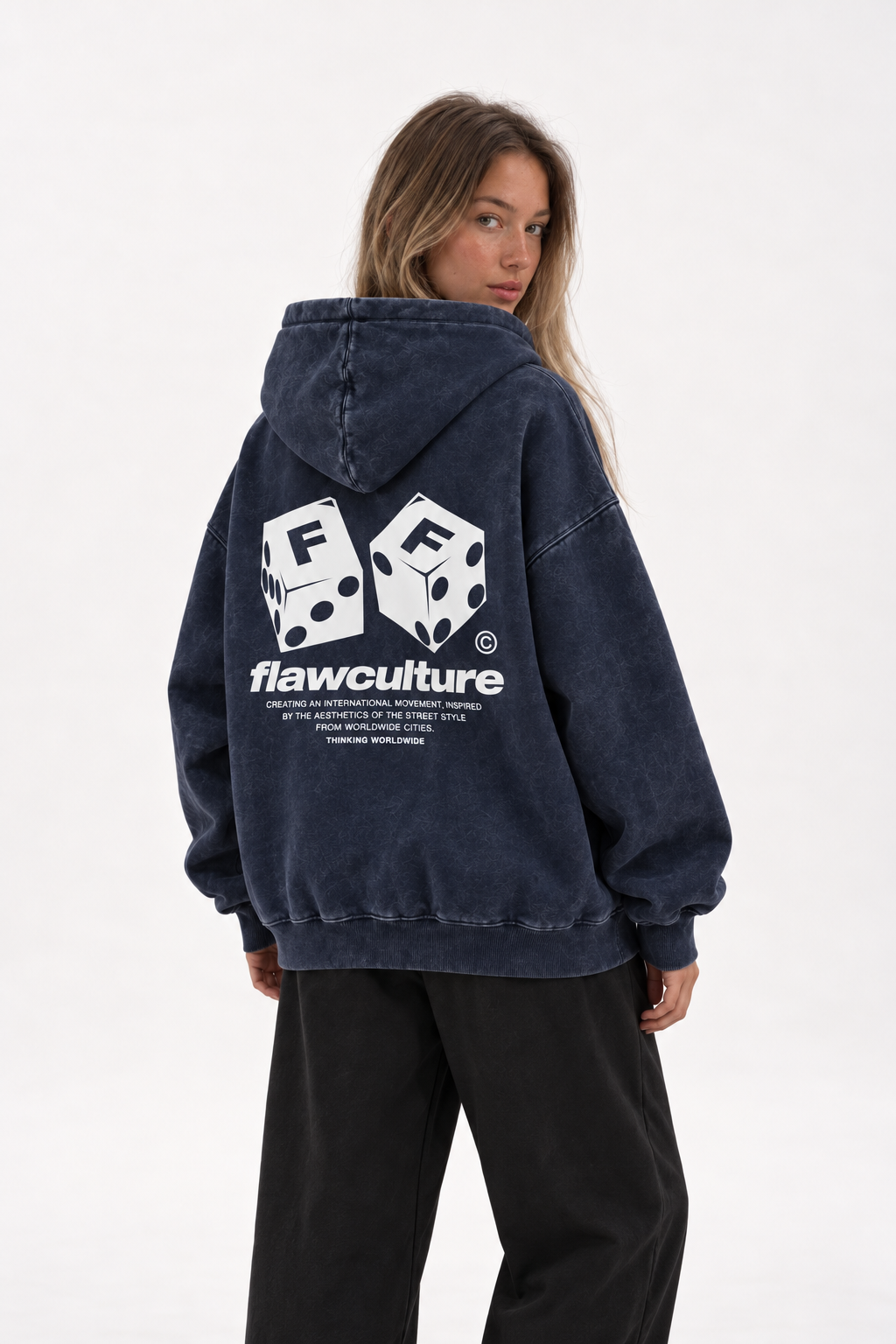 Polerón Essential Dice Acid Wash Flaw - Azul marino Acid Wash - mujer en estudio - espalda