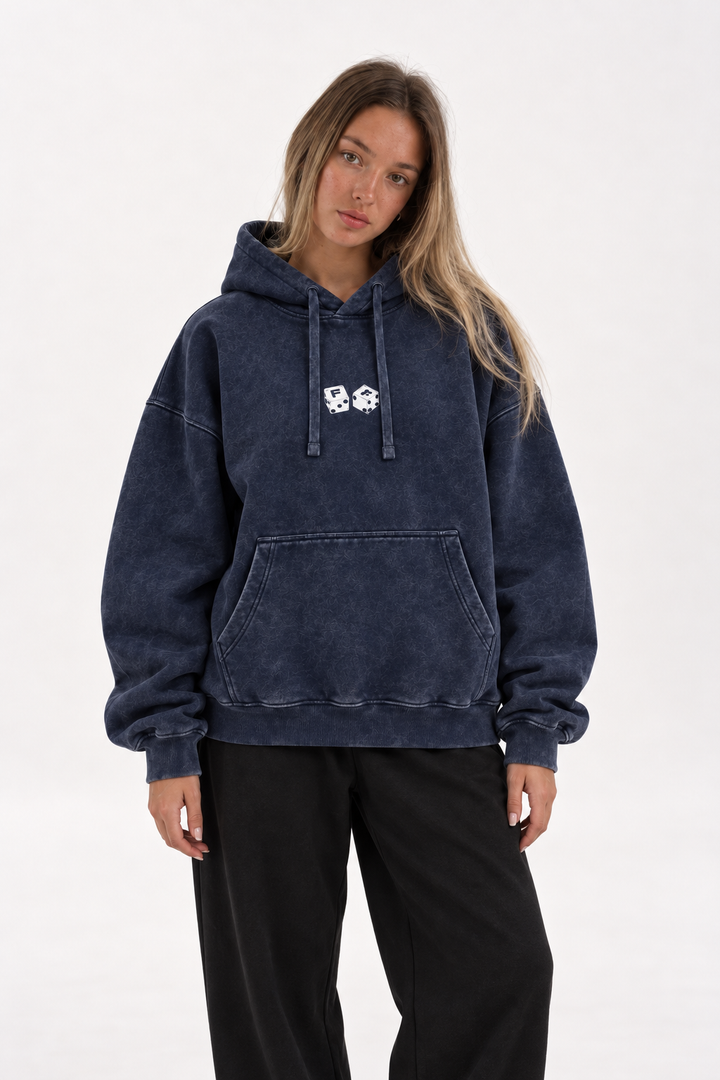 Polerón Essential Dice Acid Wash Flaw - Azul marino Acid Wash - mujer en estudio - frente