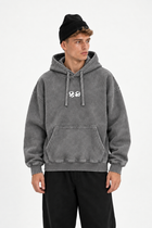 Polerón Essential Dice Acid Wash Flaw - Gris Acid Wash - hombre en estudio - frente