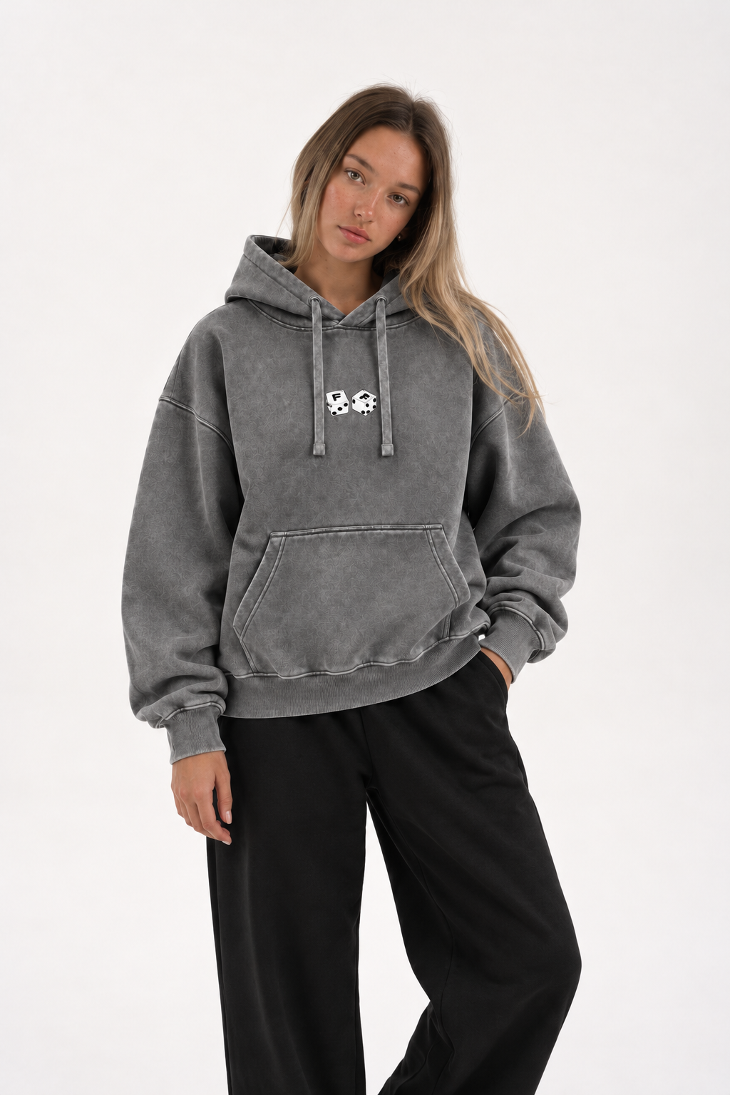 Polerón Essential Dice Acid Wash Flaw - Gris Acid Wash - mujer en estudio - frente