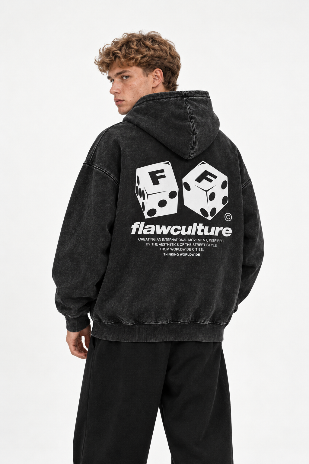 Polerón Essential Dice Acid Wash Flaw - Negro Acid Wash - hombre en estudio - espalda