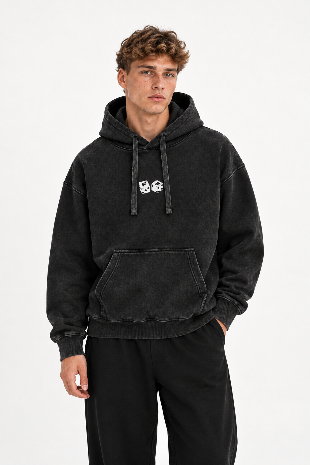 Polerón Essential Dice Acid Wash Flaw - Negro Acid Wash - hombre en estudio - frente
