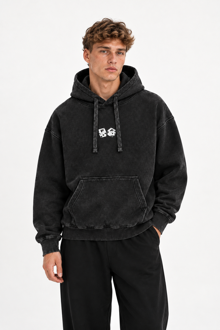 Polerón Essential Dice Acid Wash Flaw - Negro Acid Wash - hombre en estudio - frente