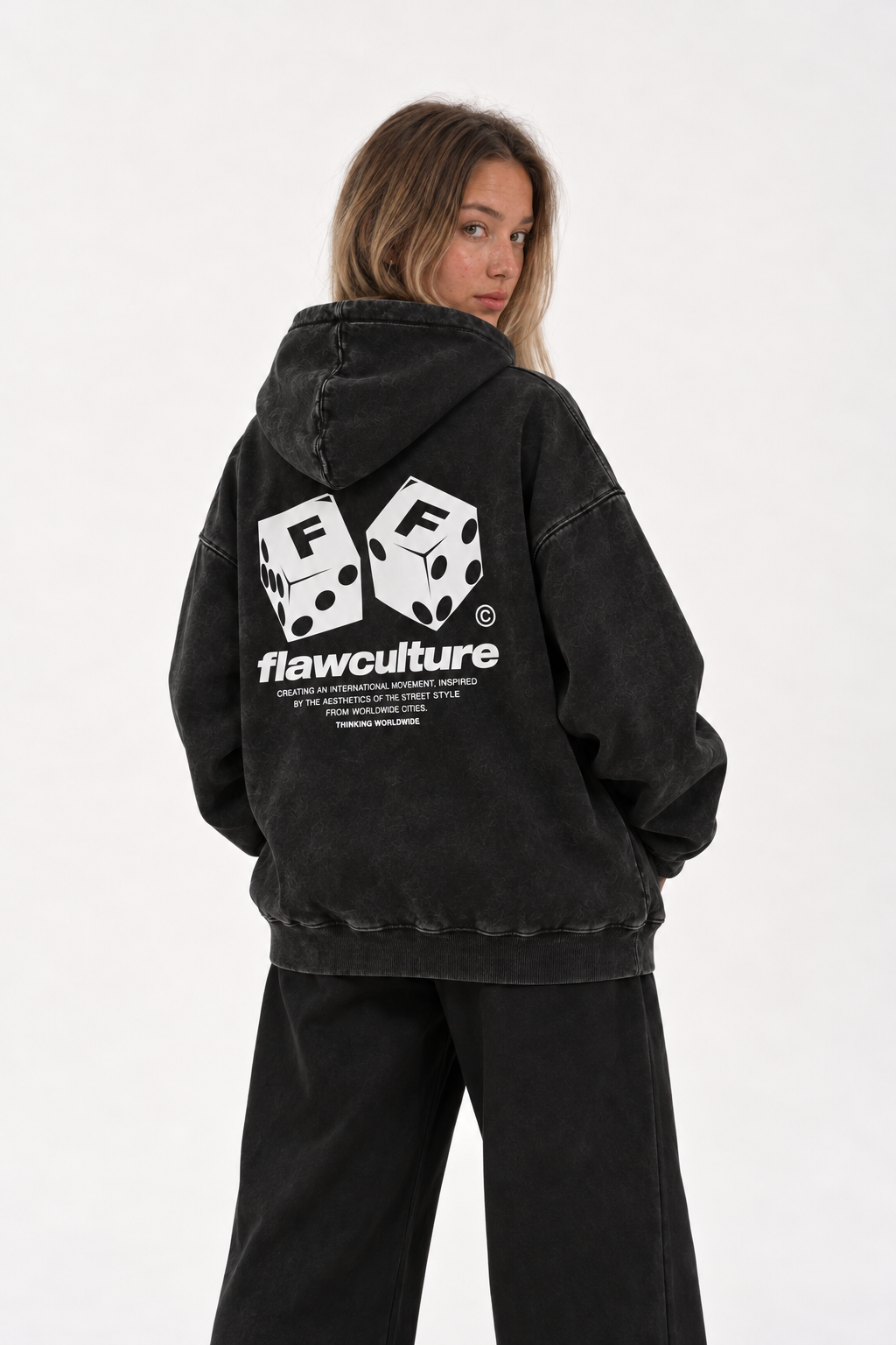 Polerón Essential Dice Acid Wash Flaw - Negro Acid Wash - mujer en estudio - espalda