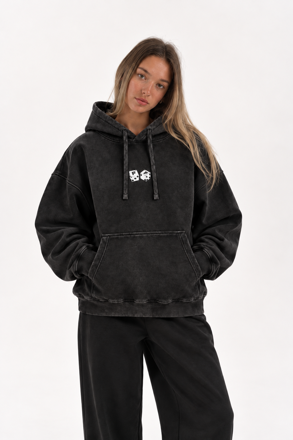 Polerón Essential Dice Acid Wash Flaw - Negro Acid Wash - mujer en estudio - frente