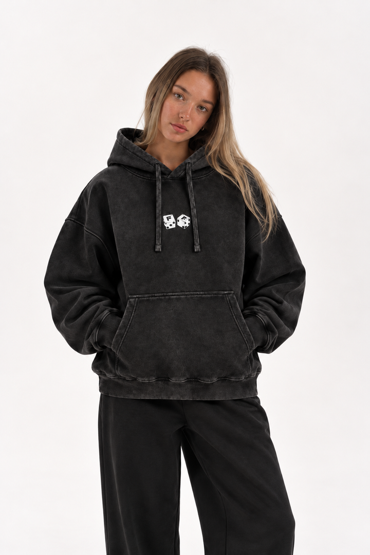 Polerón Essential Dice Acid Wash Flaw - Negro Acid Wash - mujer en estudio - frente